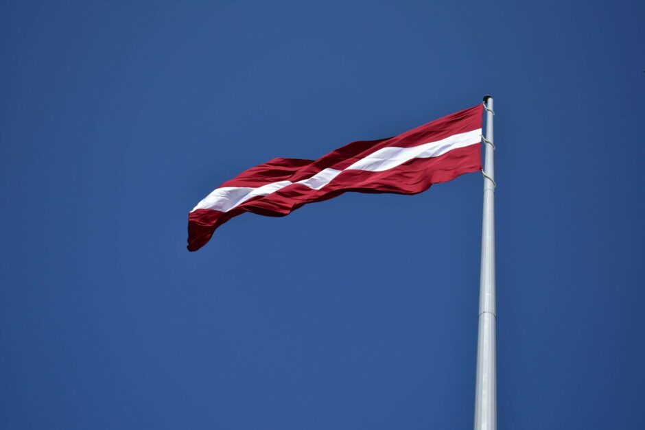 Plīvo Latvijas karogs