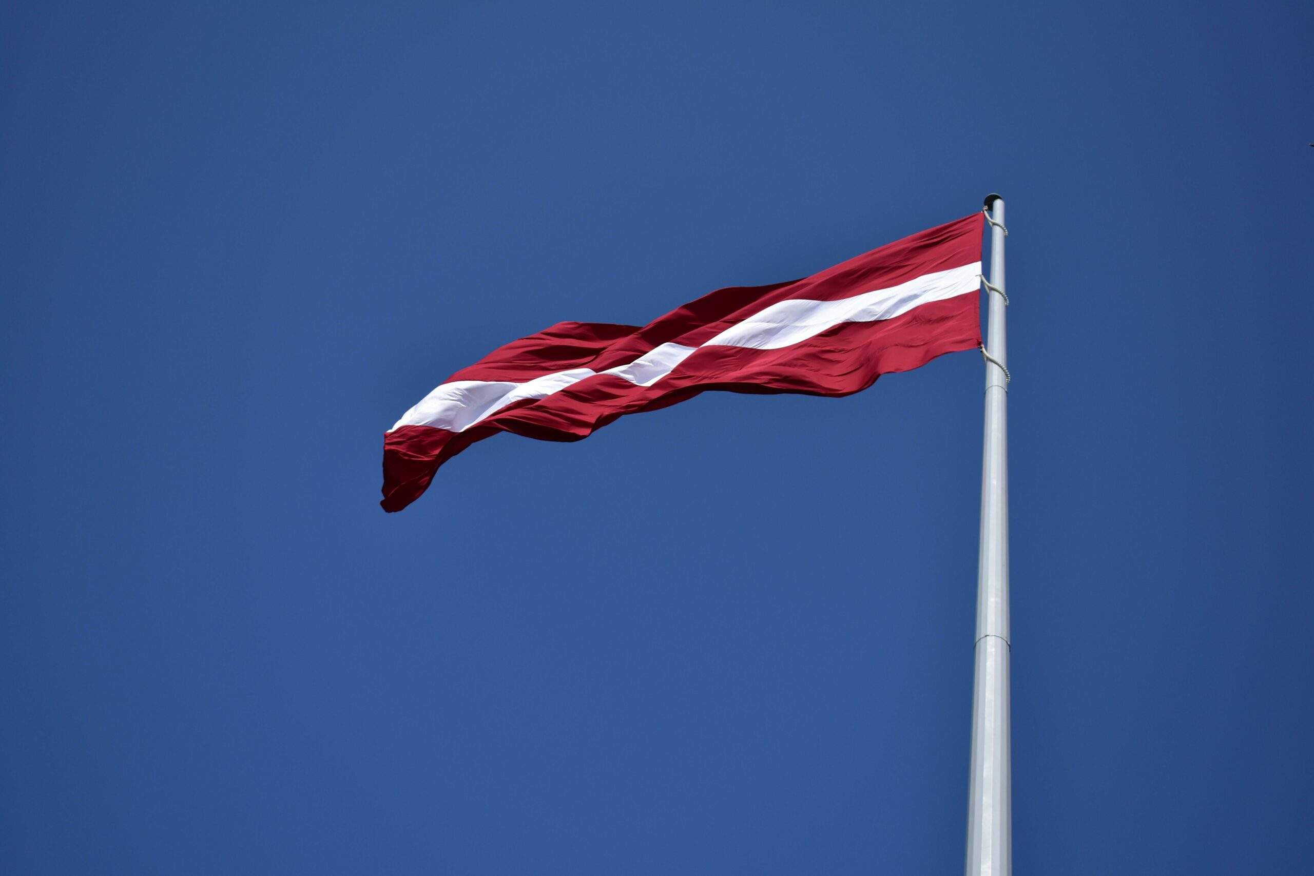 Plīvo Latvijas karogs